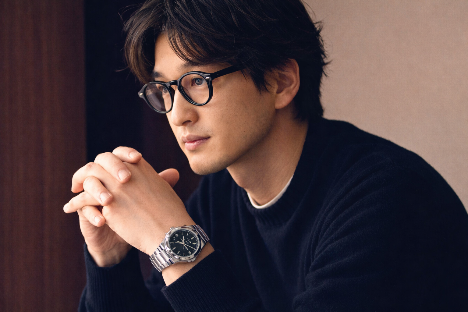 街中で待ち合わせ中にセイコーセレクションSBPX145の腕時計を確認する20代男性の自然なシーン