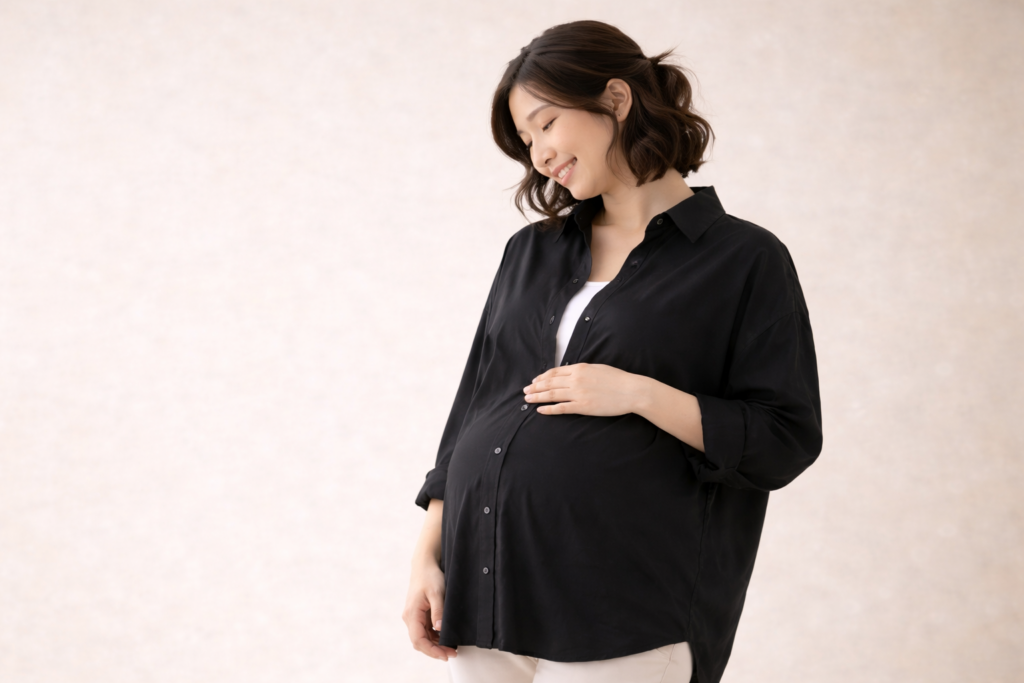 黒シャツを着たマタニティ女性のZARA服サイズ感イメージ