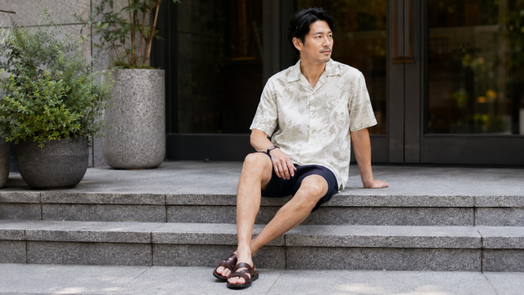 白いアロハシャツと短パンを大人っぽく着こなす40代男性