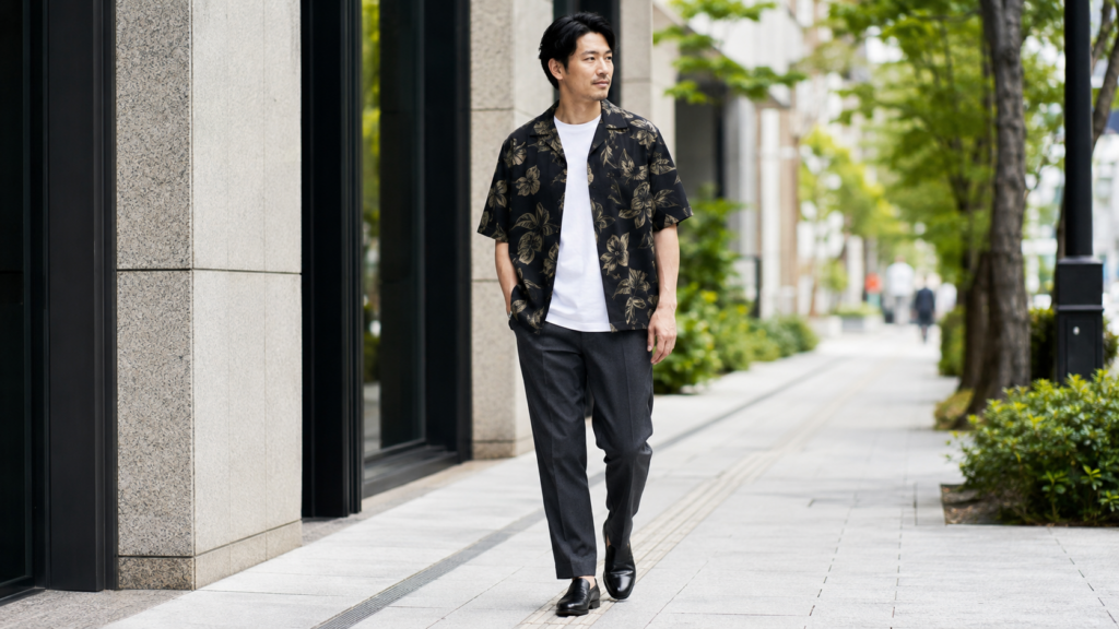 黒のアロハシャツとスラックスを合わせた40代男性の大人コーデ