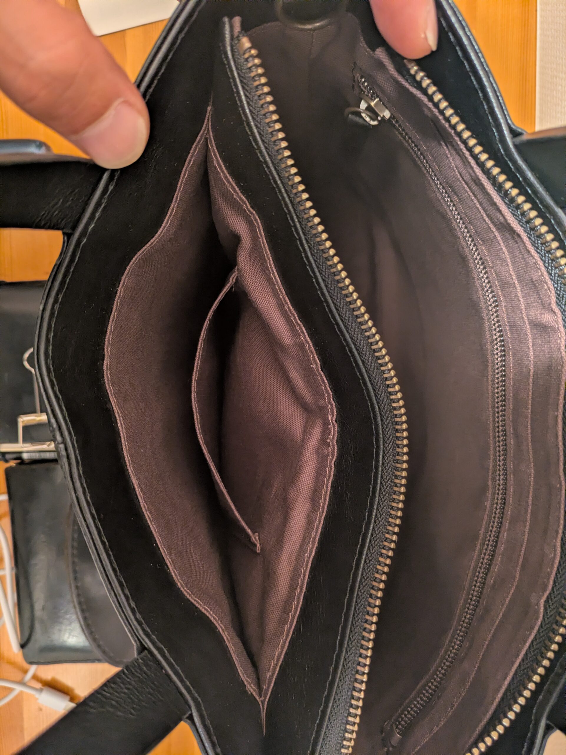 黒い本革ミニトートバッグの内側にある布製オープンポケット