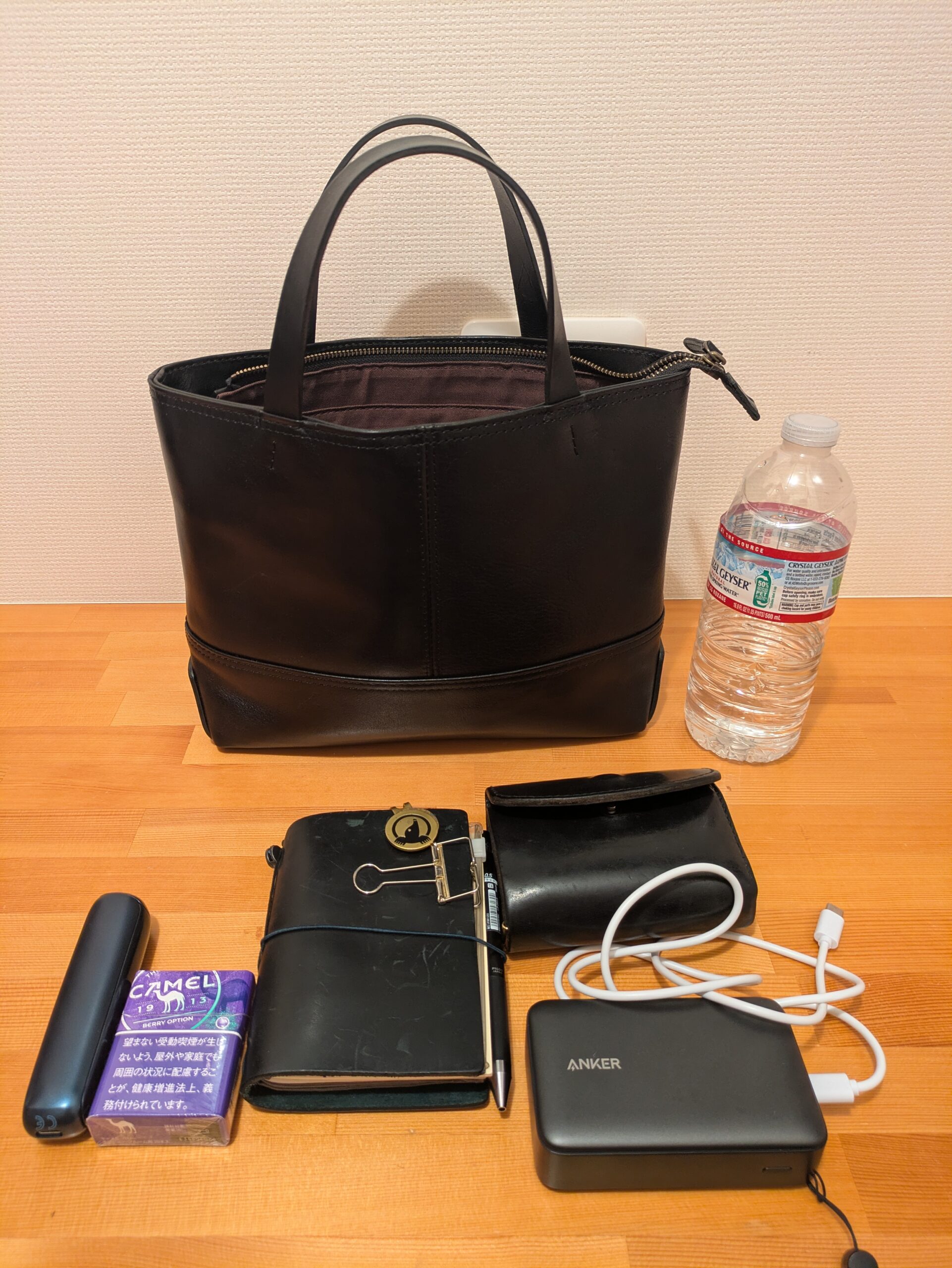 本革ミニトートバッグと財布・手帳・モバイルバッテリーなどの持ち物